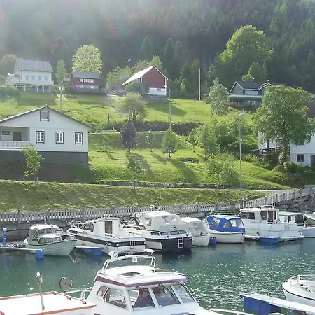 4 Person In Lauvstad-by Traum